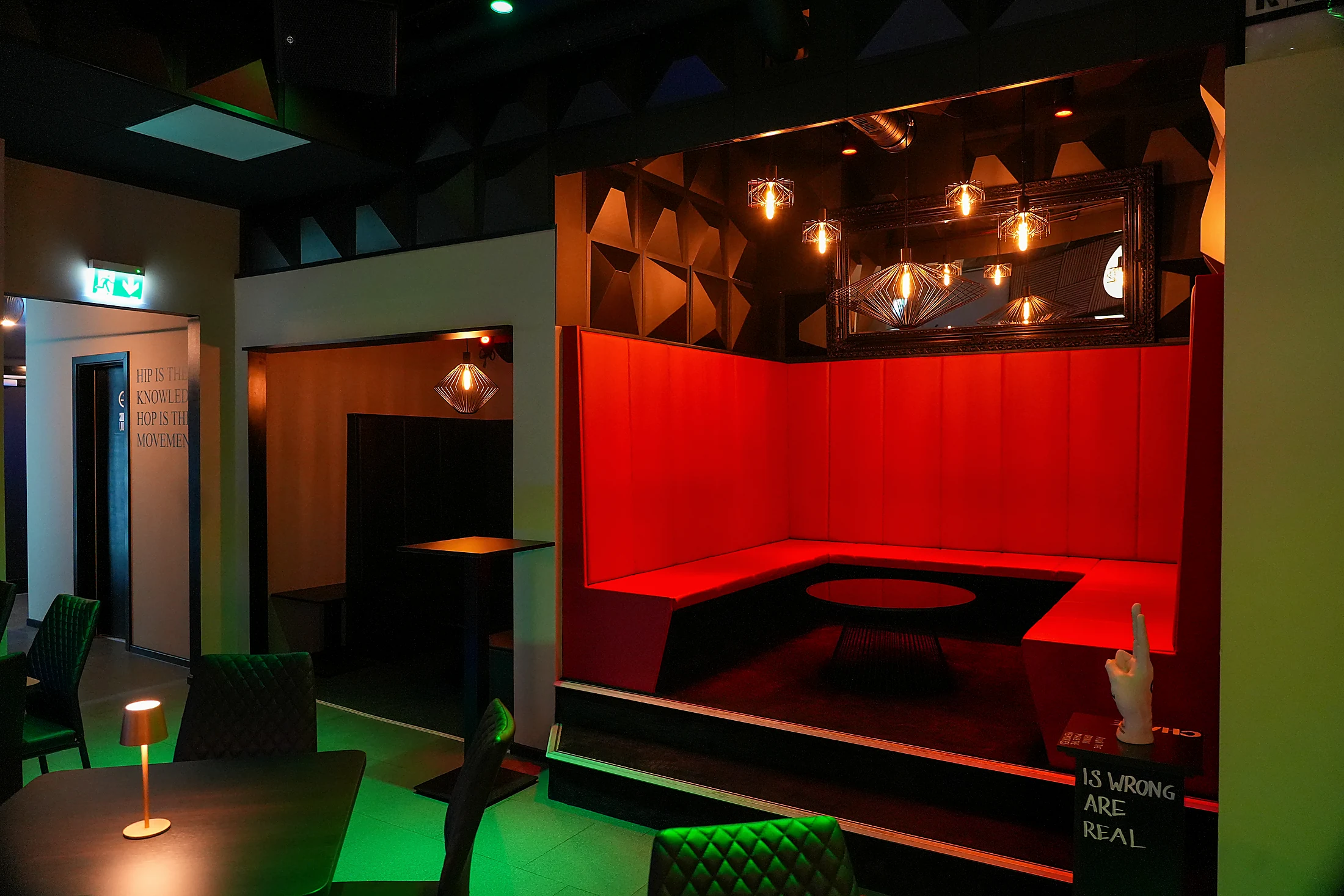 Originalaufnahme der roten Lounge im The Nineties