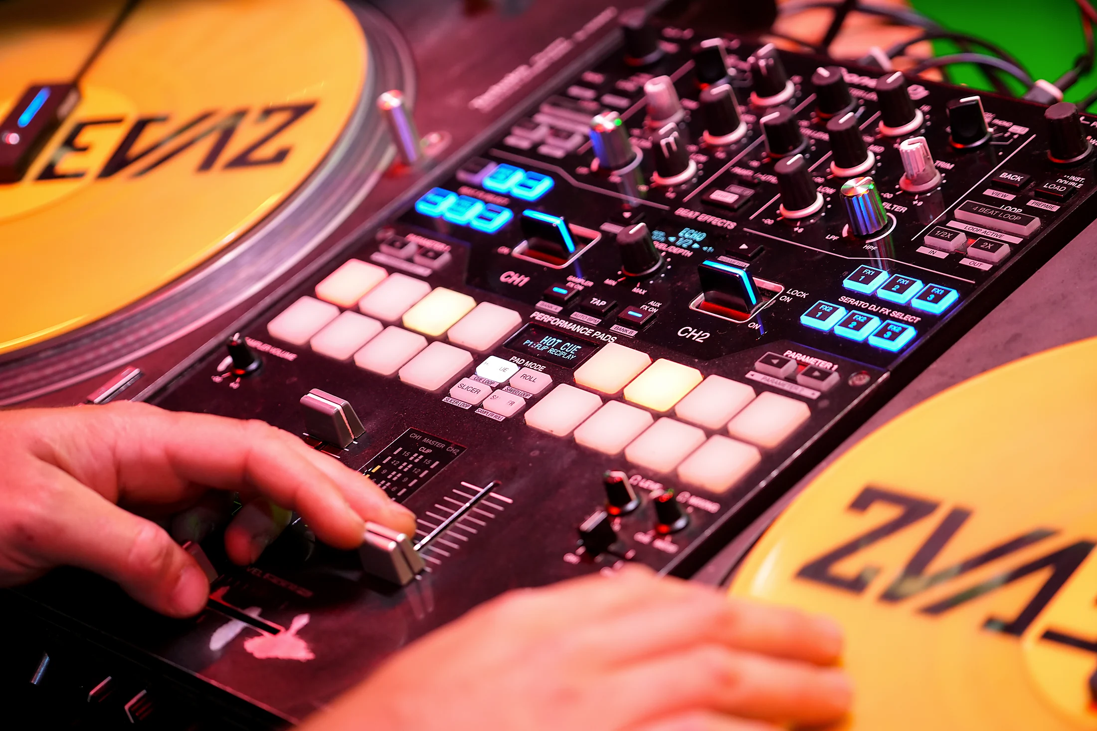 Originalaufnahme des DJ-Bereichs im The Nineties