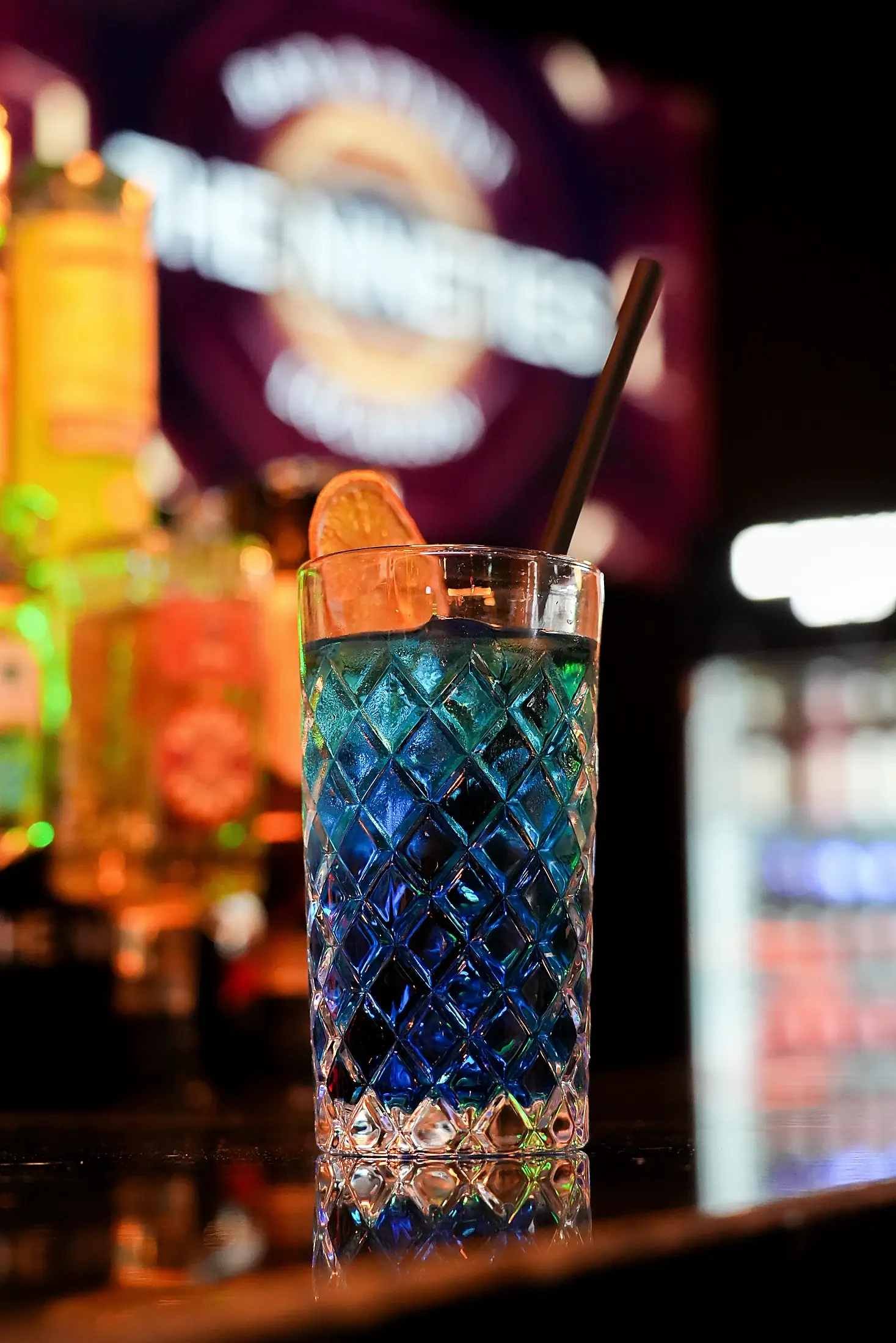 Echter blauer Cocktail auf der Theke im The Nineties