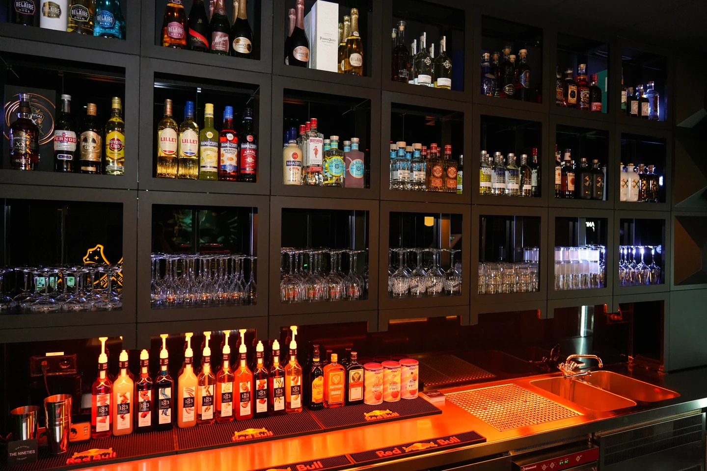 Eigene Aufnahme des Flaschenregals in der Nineties Bar